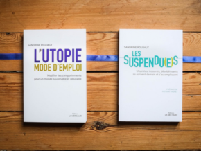 Photo de deux livres de Sandrine Roudaut : L'utopie mode d'emploi, et Les suspendu(e)s.