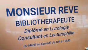 Ecrit en bleu sur un fond beige : MONSIEUR REVE Bibliothérapeute, diplômé en Livrologie Consultant en Lecturophilie Du Mardi au Samedi de 10h à 19h30