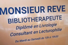 Ecrit en bleu sur un fond beige : MONSIEUR REVE Bibliothérapeute, diplômé en Livrologie Consultant en Lecturophilie Du Mardi au Samedi de 10h à 19h30