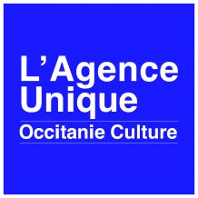 Logo de l'Agence Unique Occitanie Culture. Foramt carré, texte en blanc sur fond bleu
