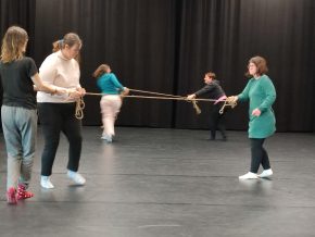 Quatre femmes tiennent une corde deux à deux